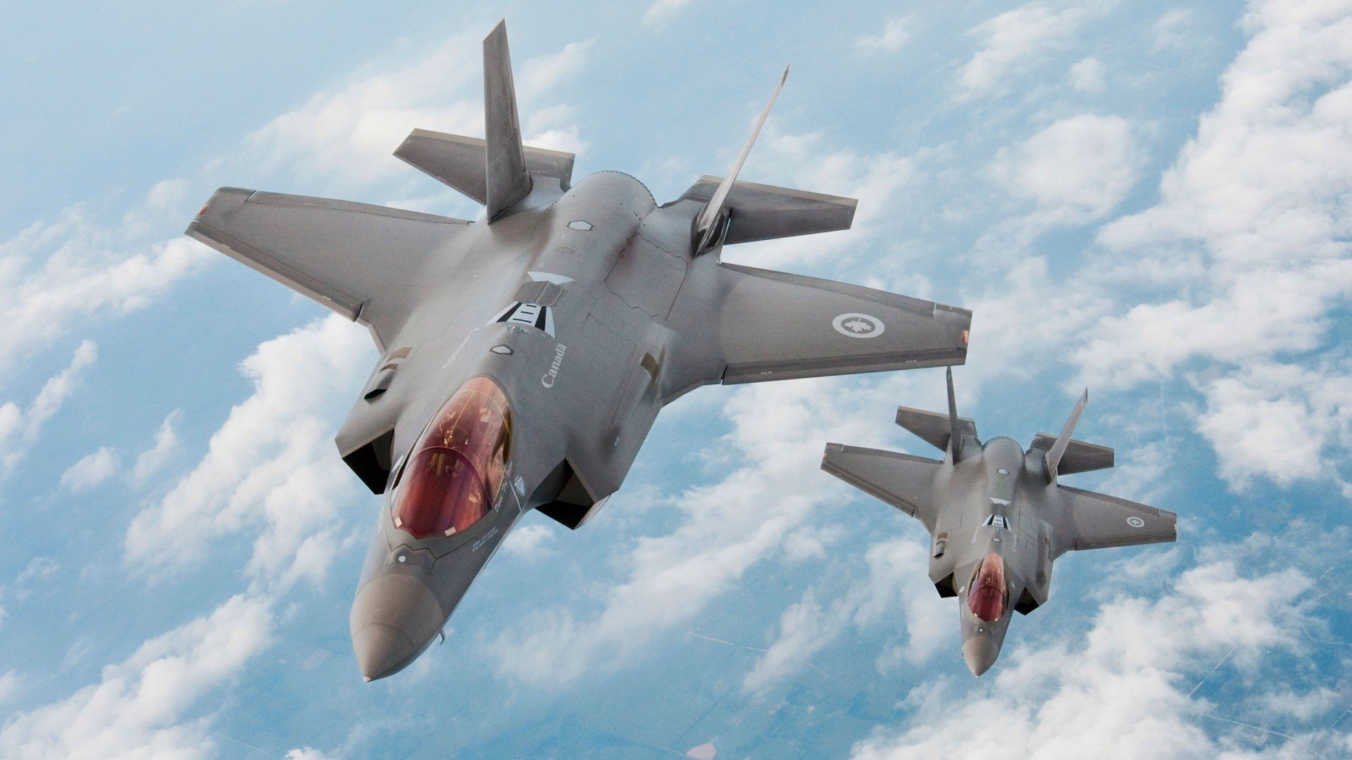 詹姆斯赛前与队友击掌传递信心,詹姆斯开场和队友击掌