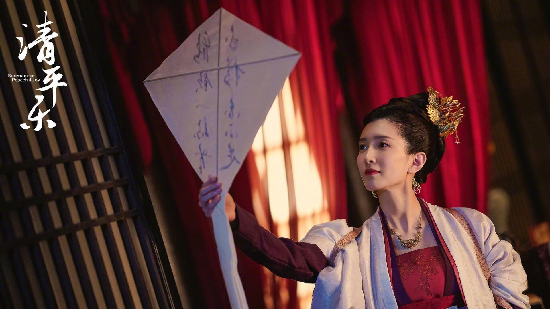 詹姆斯赛前与队友击掌传递信心,詹姆斯开场和队友击掌